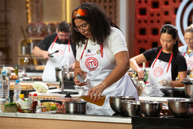 Leonela Borges cozinhando no MasterChef Brasil